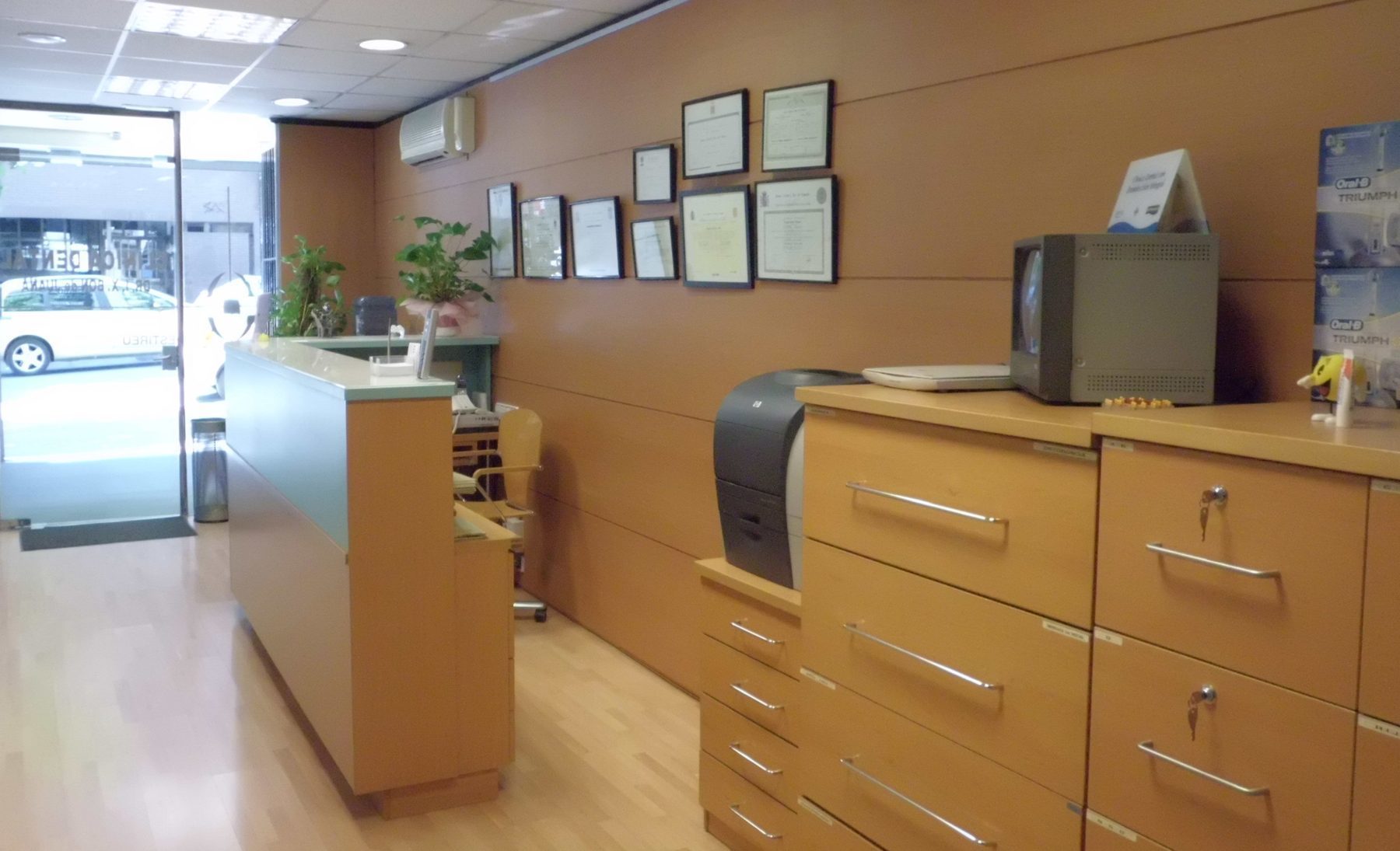 Zona de atención y recepción de la clínica